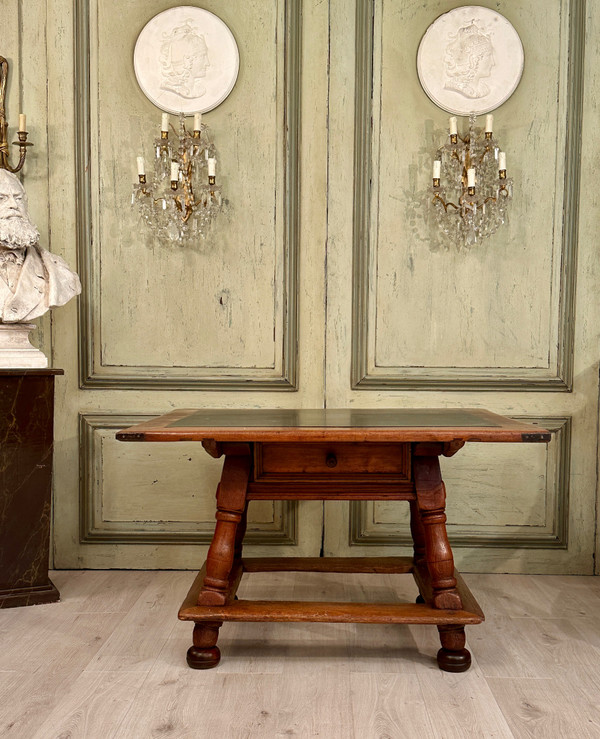 Table De Changeur En Noyer d'Epoque XVIIeme Siecle