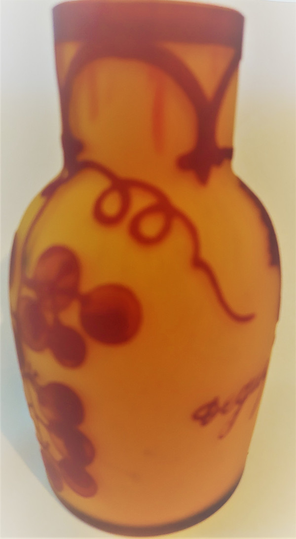 Vine decor vase cleared with acid signed by Degué David GUERON (1892-1950) height 13.8 diam 7 cm