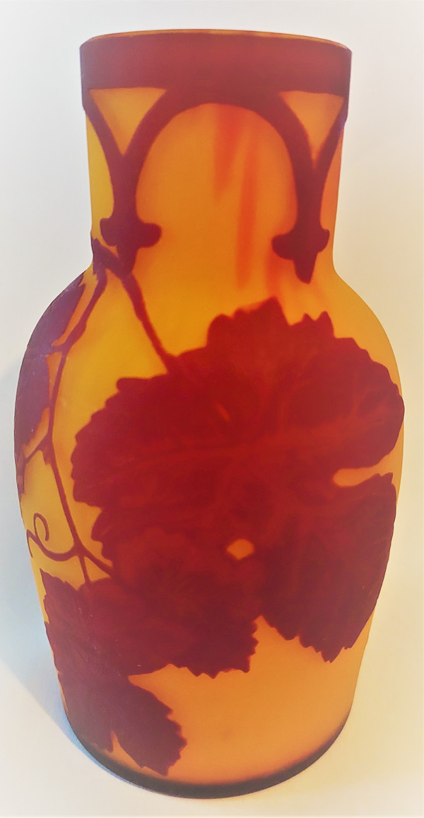 Vine decor vase cleared with acid signed by Degué David GUERON (1892-1950) height 13.8 diam 7 cm