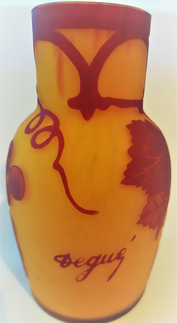 Vine decor vase cleared with acid signed by Degué David GUERON (1892-1950) height 13.8 diam 7 cm