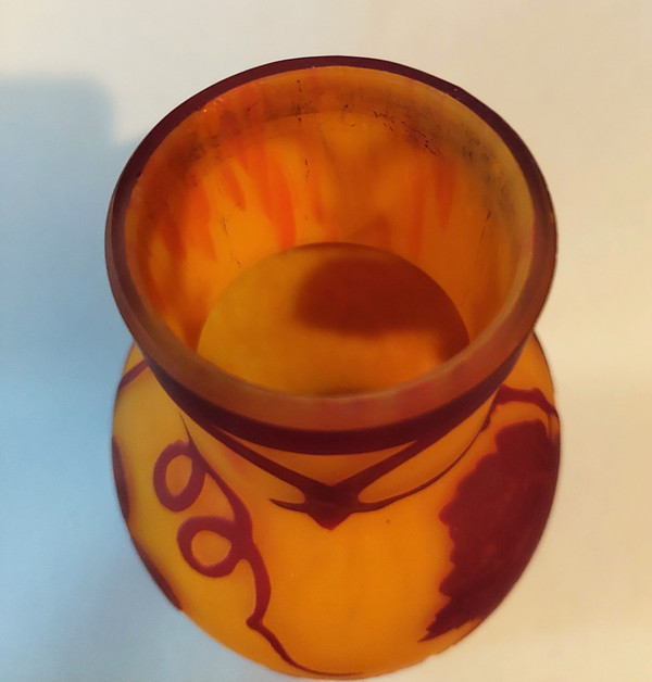 Vine decor vase cleared with acid signed by Degué David GUERON (1892-1950) height 13.8 diam 7 cm
