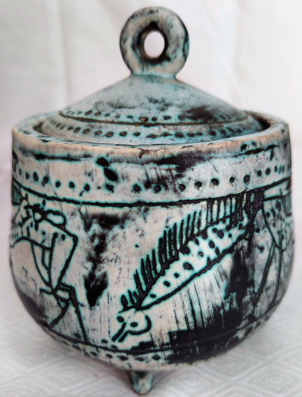 JACQUES BLIN (1920-1995) Small earthenware cauldron with incised and enameled decoration of horses on a green wiped background. Rests on four small feet. Sign. H. 14 D 12 cm
