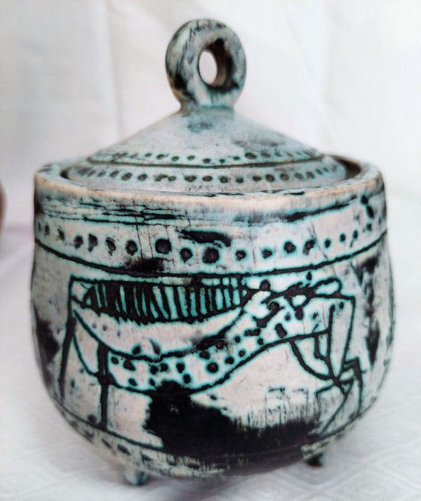JACQUES BLIN (1920-1995) Small earthenware cauldron with incised and enameled decoration of horses on a green wiped background. Rests on four small feet. Sign. H. 14 D 12 cm
