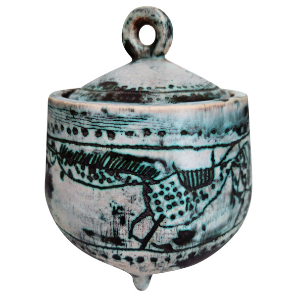 JACQUES BLIN (1920-1995) Small earthenware cauldron with incised and enameled decoration of horses on a green wiped background. Rests on four small feet. Sign. H. 14 D 12 cm