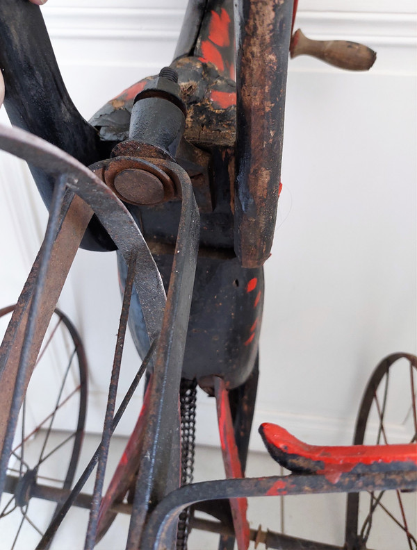 Vecchio cavallo triciclo in legno e testa in ghisa, epoca 800 misure altezza 74 larghezza 83 profondità 45 cm