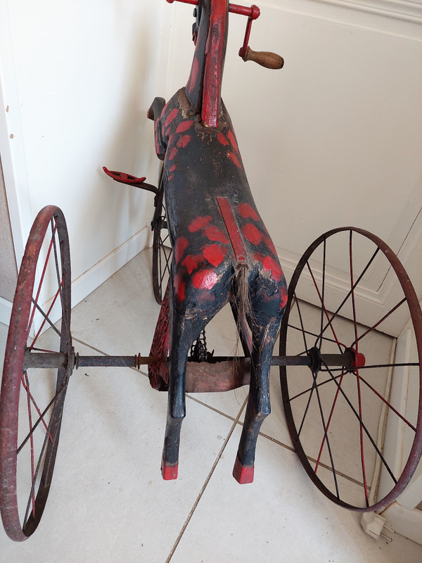 Vecchio cavallo triciclo in legno e testa in ghisa, epoca 800 misure altezza 74 larghezza 83 profondità 45 cm