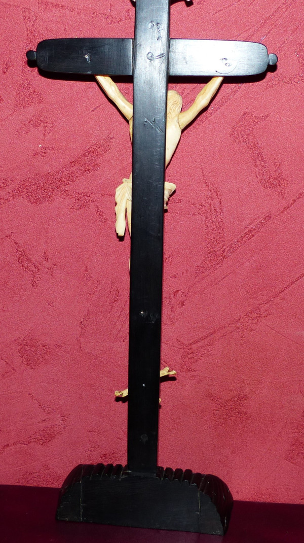 Crucifix avec croix en ébène et beau Christ sculpté 19ème