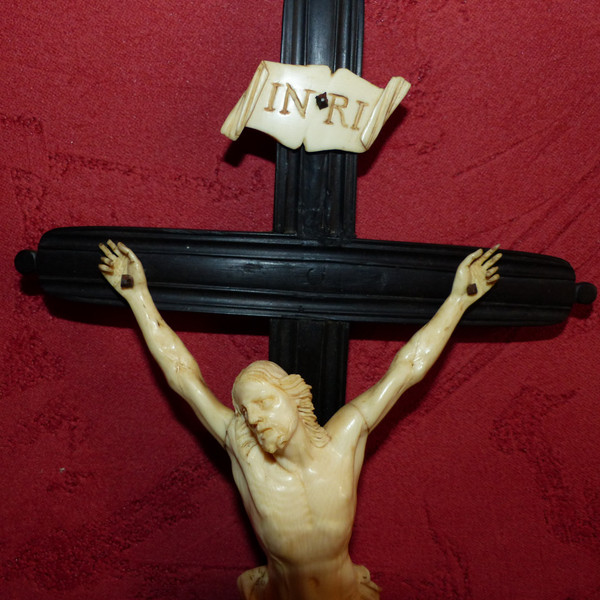 Crucifix avec croix en ébène et beau Christ sculpté 19ème
