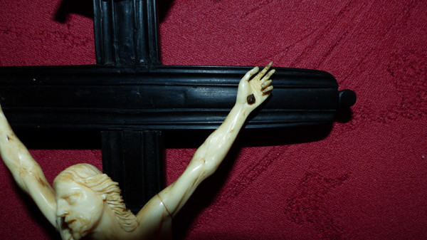 Crucifix avec croix en ébène et beau Christ sculpté 19ème