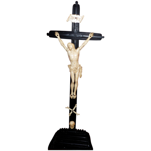 Crucifix avec croix en ébène et beau Christ sculpté 19ème