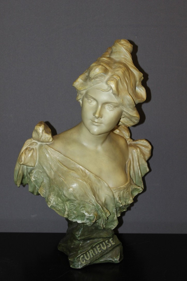 Jugendstil-Skulptur einer jungen Frau mit dem Titel „Curious“ von Madrassi