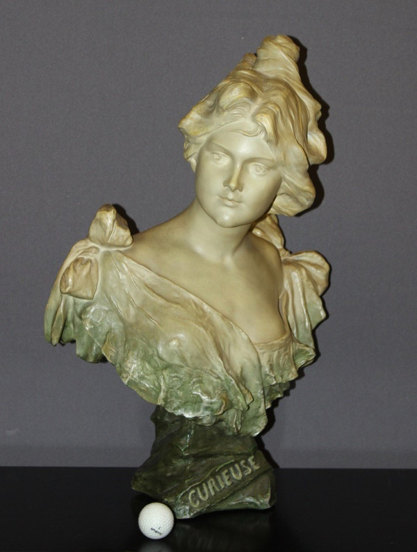 Jugendstil-Skulptur einer jungen Frau mit dem Titel „Curious“ von Madrassi