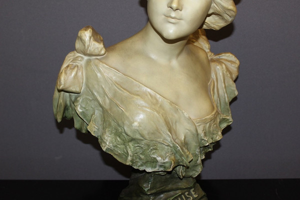 Jugendstil-Skulptur einer jungen Frau mit dem Titel „Curious“ von Madrassi