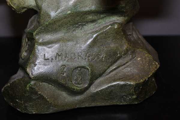 Jugendstil-Skulptur einer jungen Frau mit dem Titel „Curious“ von Madrassi