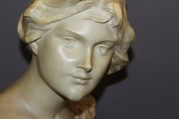 Jugendstil-Skulptur einer jungen Frau mit dem Titel „Curious“ von Madrassi