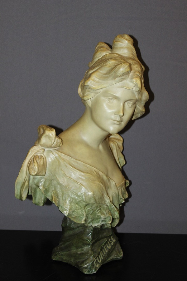 Jugendstil-Skulptur einer jungen Frau mit dem Titel „Curious“ von Madrassi