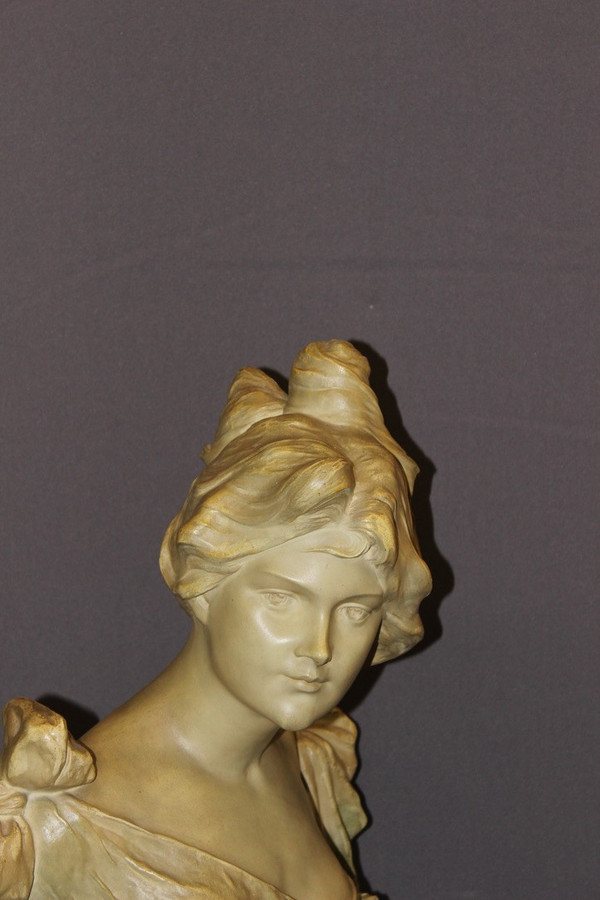 Jugendstil-Skulptur einer jungen Frau mit dem Titel „Curious“ von Madrassi