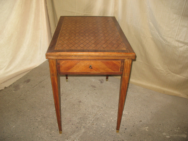 Table à jeux et à système en marqueterie à décor de losanges époque 19ème de style Louis XVI
