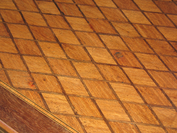 Table à jeux et à système en marqueterie à décor de losanges époque 19ème de style Louis XVI