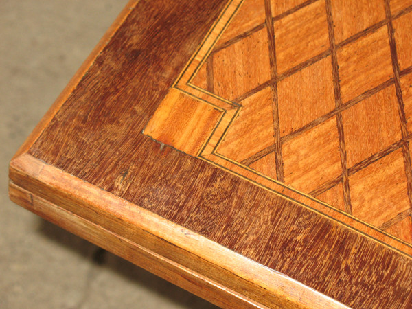 Table à jeux et à système en marqueterie à décor de losanges époque 19ème de style Louis XVI