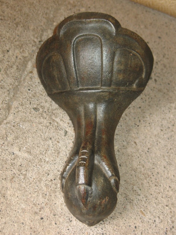 Set of 4 cast iron bathtub clogs, 19th century, perfect condition