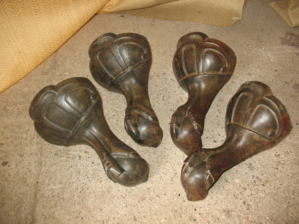 Set of 4 cast iron bathtub clogs, 19th century, perfect condition