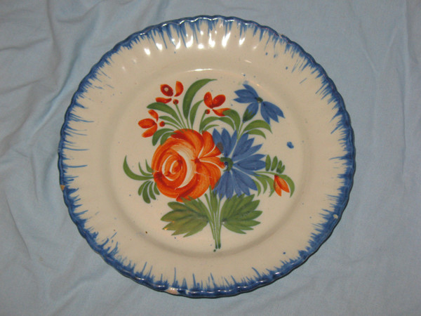 8 maiolica del sud-ovest di Auvillar, XIX secolo, con decorazione floreale