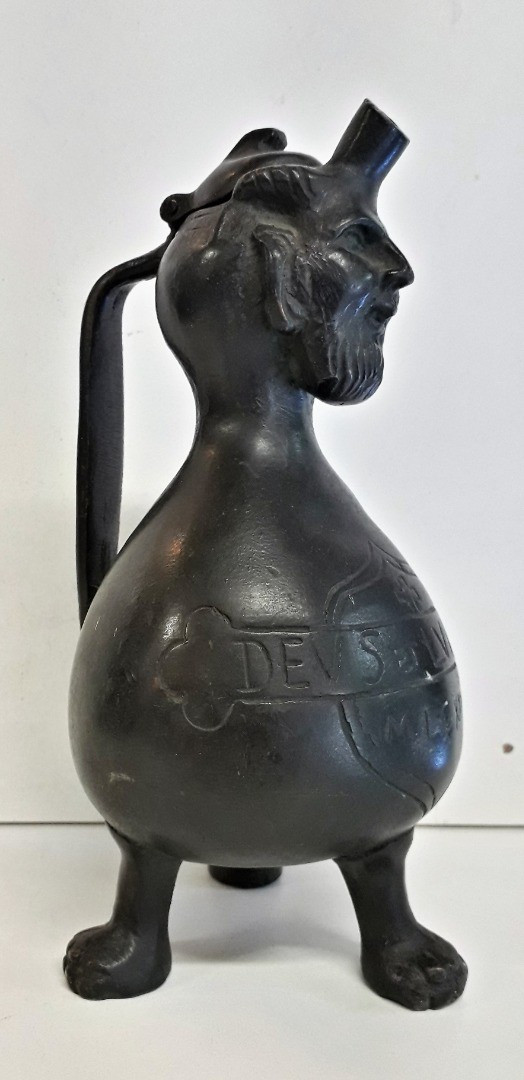 Acquasantiera o brocca in bronzo