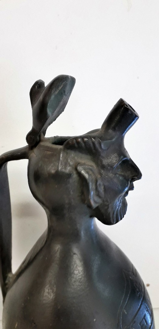 Acquasantiera o brocca in bronzo
