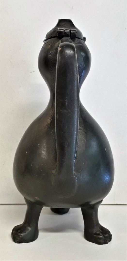 Acquasantiera o brocca in bronzo