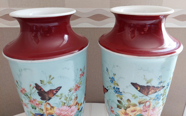 Pair of Napoleon 3 vases in porcelain with basket and butterfly decor, height 33 cm