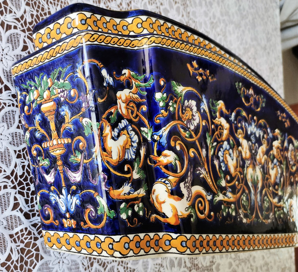 Seltener fächerförmiger Gien-Übertopf mit blauem italienischem Renaissance-Dekor