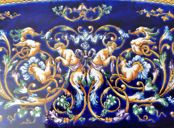 Seltener fächerförmiger Gien-Übertopf mit blauem italienischem Renaissance-Dekor