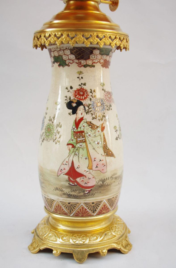 Paire De Lampes En Faïence Fine De Satsuma, Décor De Geishas, Circa 1880 - LS2244921