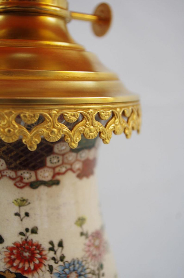 Paire De Lampes En Faïence Fine De Satsuma, Décor De Geishas, Circa 1880 - LS2244921