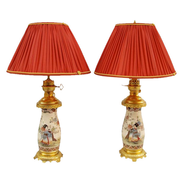 Paire De Lampes En Faïence Fine De Satsuma, Décor De Geishas, Circa 1880 - LS2244921