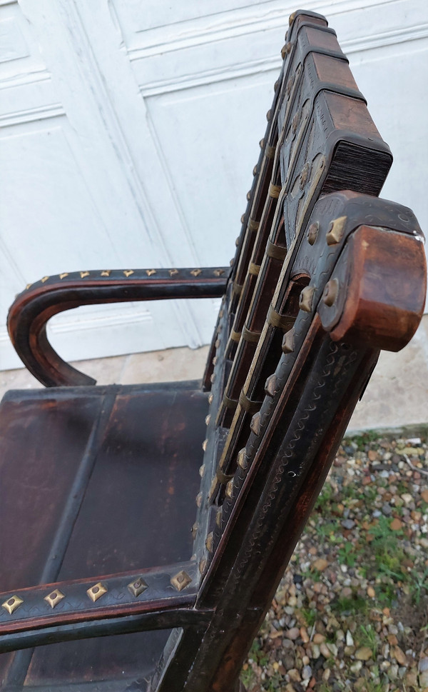 Fauteuil Marocain de mariage avec cuir clouté et laiton sur bois 19eme siecle 