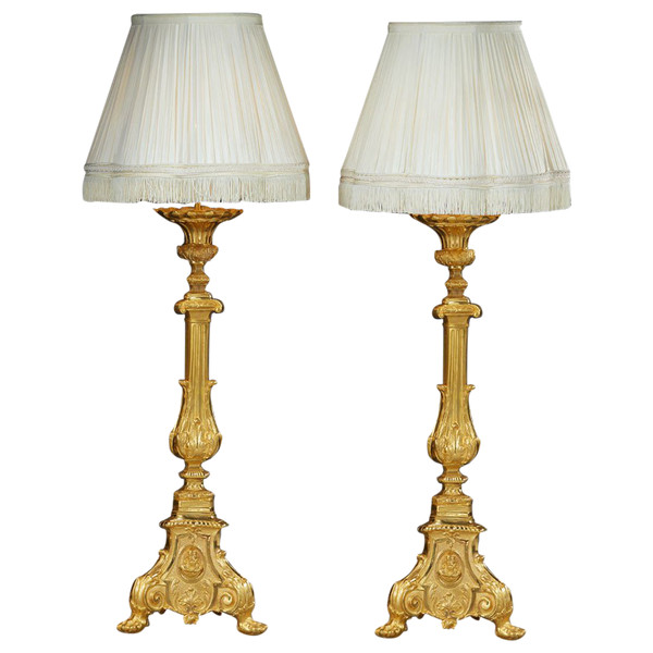 Pair Of Gilded Bronze Candlesticks With Medallion Decoration And Lampshade, 19th Century 