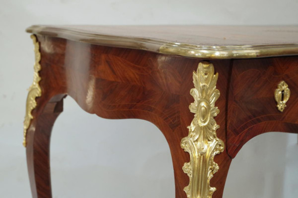 Piccola scrivania piatta in stile Luigi XV con intarsi in kingwood, circa 1880 - LS34421601