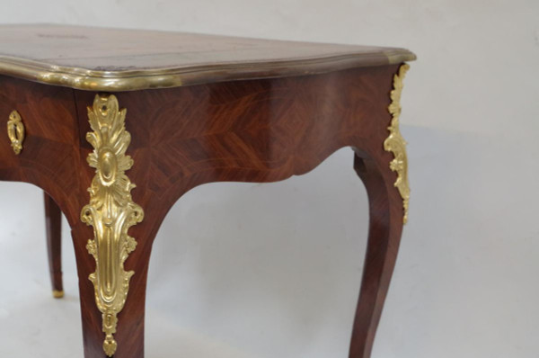 Piccola scrivania piatta in stile Luigi XV con intarsi in kingwood, circa 1880 - LS34421601