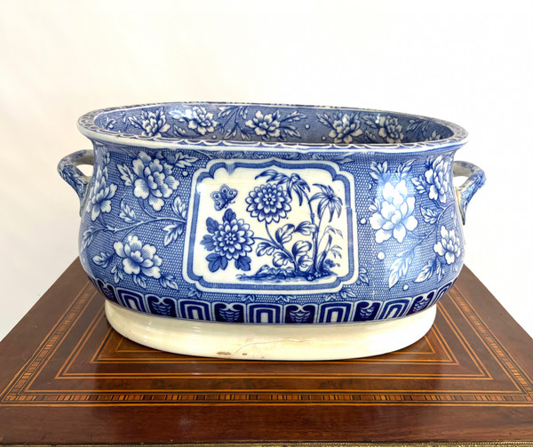 Grand Bassin / Planter / Centerpiece in earthenware from Minton XIXth