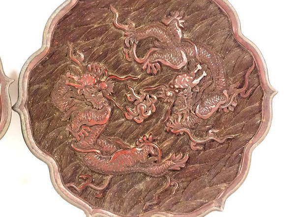 Paire Plats Laque Cinabre Chine Dragons Perle Signature Qianlong XIXème