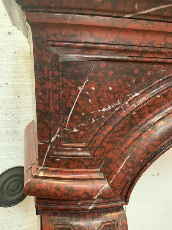 Coppia Di Camini Stile Luigi XIV In Marmo Rosso Griotte. XIX secolo.