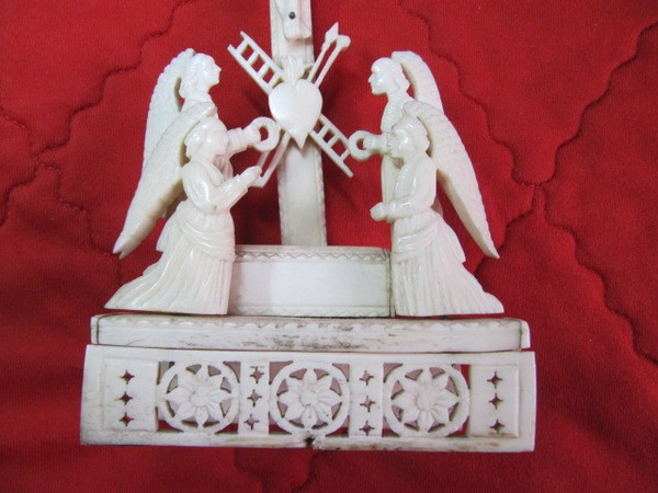 Old carved Indo-Portuguese crucifix from Goa, late 18th century