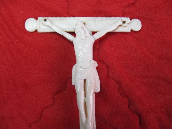 Old carved Indo-Portuguese crucifix from Goa, late 18th century
