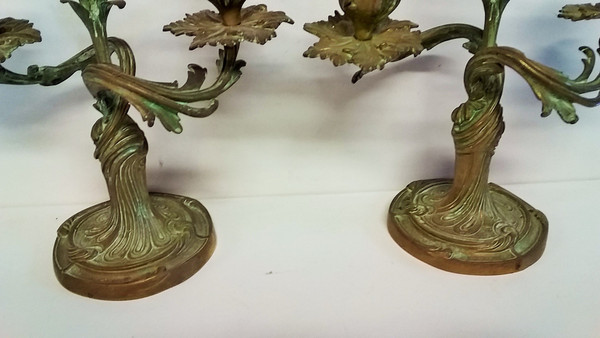Paar Kerzenleuchter im Louis-XV-Stil aus grün patinierter Bronze, Ende des 19. Jahrhunderts