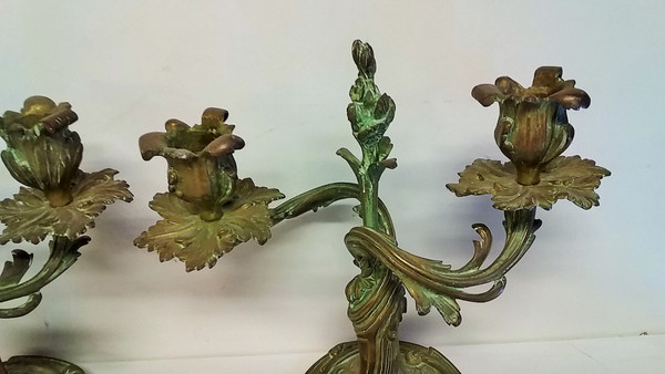 Paar Kerzenleuchter im Louis-XV-Stil aus grün patinierter Bronze, Ende des 19. Jahrhunderts