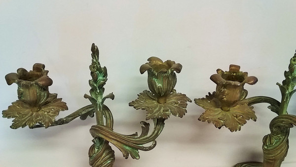 Paar Kerzenleuchter im Louis-XV-Stil aus grün patinierter Bronze, Ende des 19. Jahrhunderts