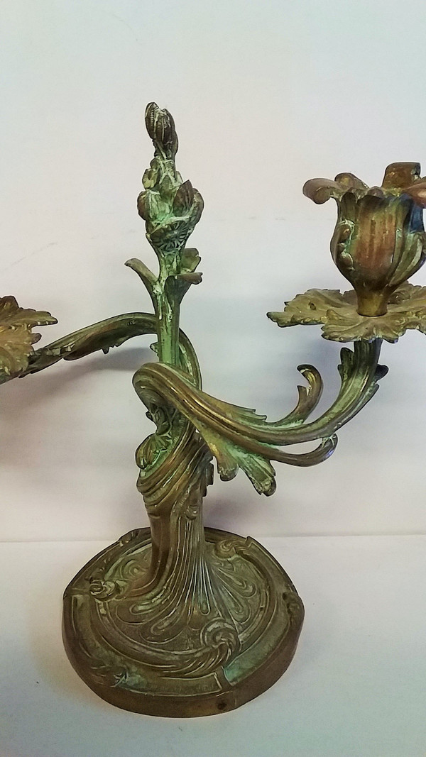 Paar Kerzenleuchter im Louis-XV-Stil aus grün patinierter Bronze, Ende des 19. Jahrhunderts