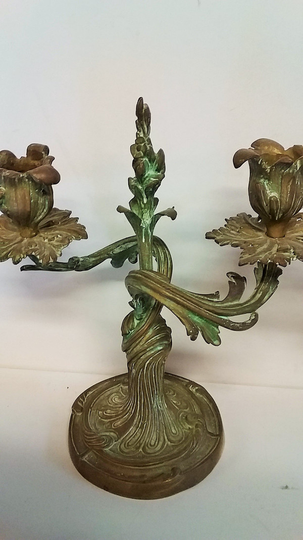 Paar Kerzenleuchter im Louis-XV-Stil aus grün patinierter Bronze, Ende des 19. Jahrhunderts